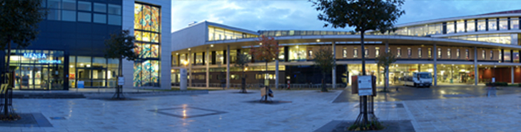 Eingang zur Universitätsbibliothek auf dem Campus der Universität Magdeburg